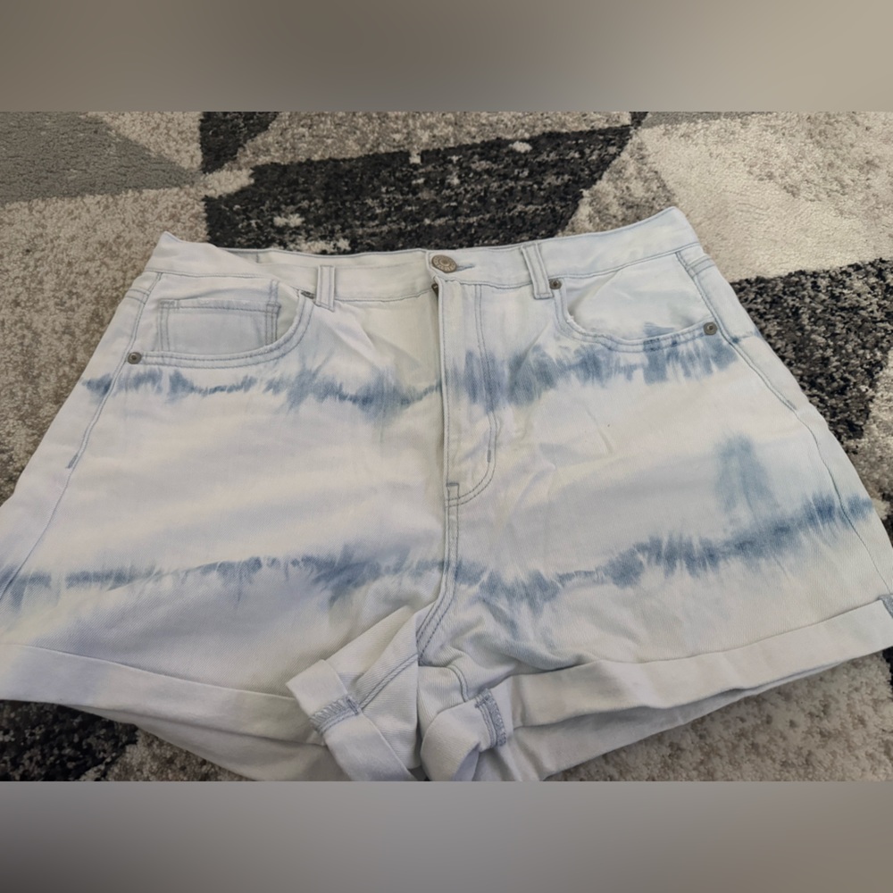 American Eagle tie-dye pattern shorts